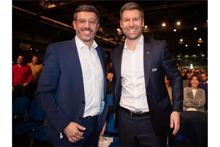 Claus Vogt (l), Präsident des VfB Stuttgart, und Vorstandsvorsitzender Thomas Hitzlsperger. Foto: Tom Weller/dpa/Archivbild