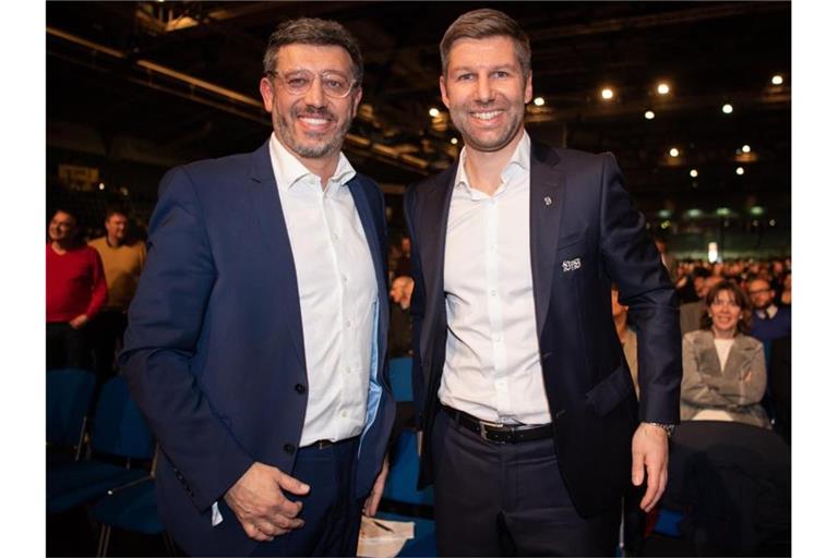 Claus Vogt (l), Präsident des VfB Stuttgart, und Vorstandsvorsitzender Thomas Hitzlsperger (r). Foto: Tom Weller/dpa/Archivbild
