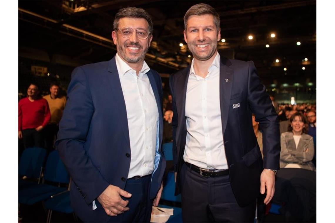 Claus Vogt (l) und Thomas Hitzlsperger stehen in der Hanns-Martin-Schleyer-Halle. Foto: Tom Weller/dpa/Archivbild