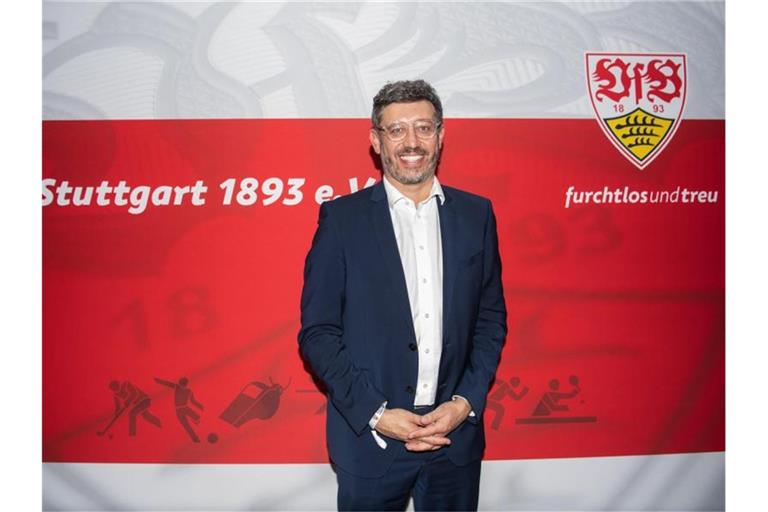 Claus Vogt, neuer Präsident des VfB Stuttgart, steht vor einer Wand mit VfB Stuttgart Logo. Foto: Tom Weller/dpa/Archivbild