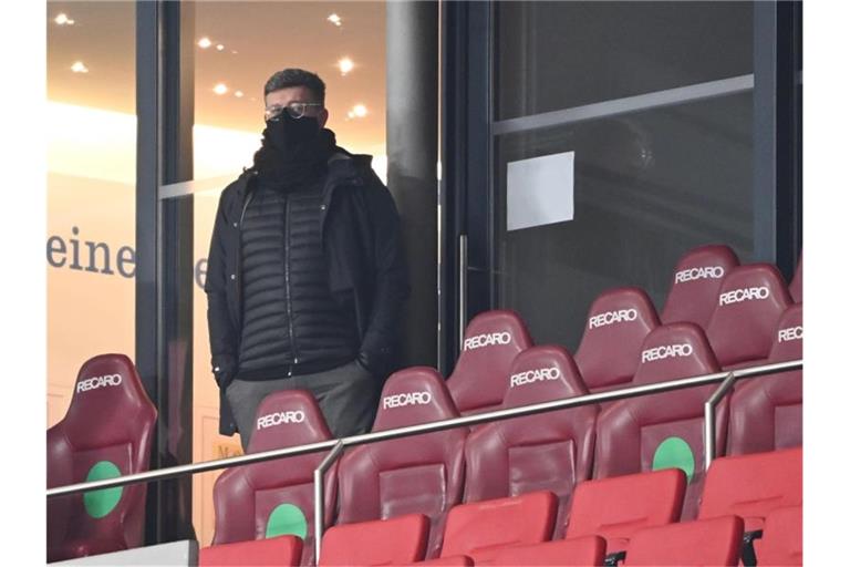 Claus Vogt, Präsident des VfB Stuttgart, steht auf der Tribüne. Foto: Marijan Murat/dpa/Archivbild