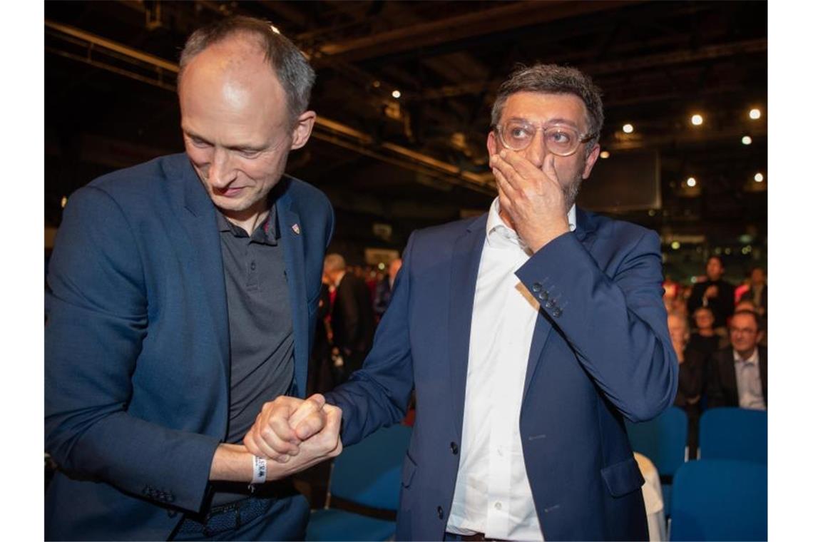 Vogt neuer Präsident des VfB, kein zweiter Investor nötig? Claus Vogt (r.) schlägt die Hand vors Gesicht, neben ihm steht Christian Riethmüller. Foto: Tom Weller/dpa