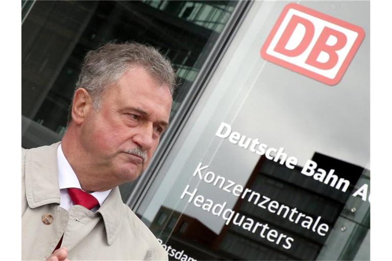 Claus Weselsky, Chef der GDL, droht im Tarifkonflikt mit der Bahn mit weiteren Streiks. Foto: Wolfgang Kumm/dpa