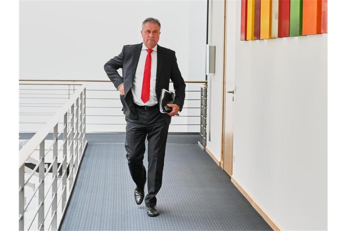 GDL schlägt Verhandlungsaufforderung der Bahn aus Claus Weselsky, Vorsitzender der Lokführergewerkschaft GDL, ist mit dem Angebot der Bahn nicht zufrieden. Foto: Annette Riedl/dpa