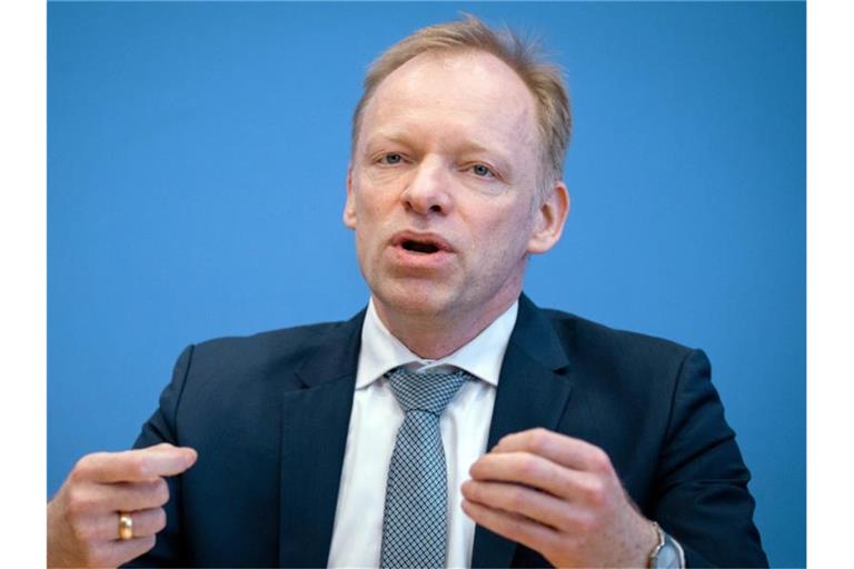 Clemens Fuest, Präsident des ifo-Instituts, erwartet durch die Corona-Krise Kosten in Höhe von Hunterten Milliarden Euro. Foto: Kay Nietfeld/dpa