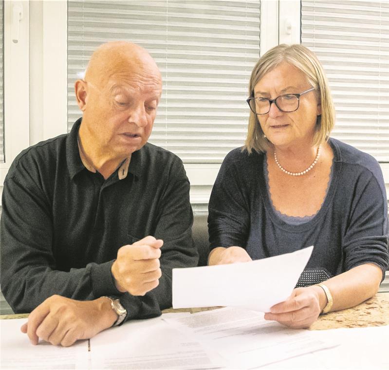Zoff mit dem Zoll Clemens und Adelheid Kleebaur mit der gesamten Korrespondenz, die wegen des Päckchens bereits zustande gekommen ist. Foto: A. Becher