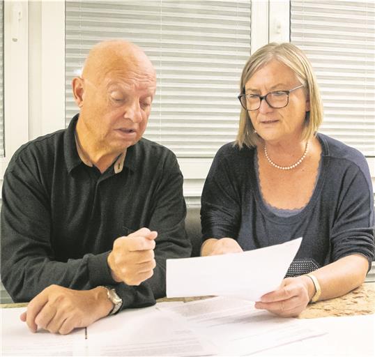 Clemens und Adelheid Kleebaur mit der gesamten Korrespondenz, die wegen des Päckchens bereits zustande gekommen ist. Foto: A. Becher