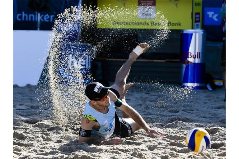 Clemens Wickler landet im Sand. Foto: Frank Molter/dpa