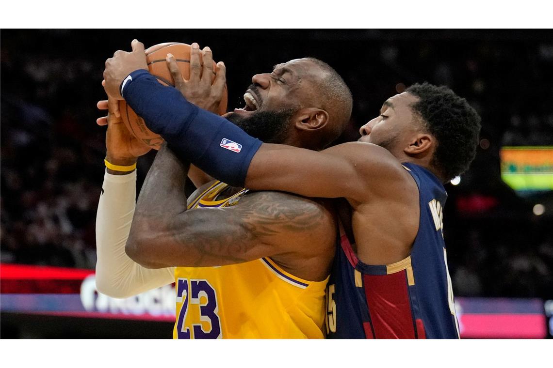Cleveland Cavaliers-Los Angeles Lakers: LeBron James wird von Mitchell gefoult