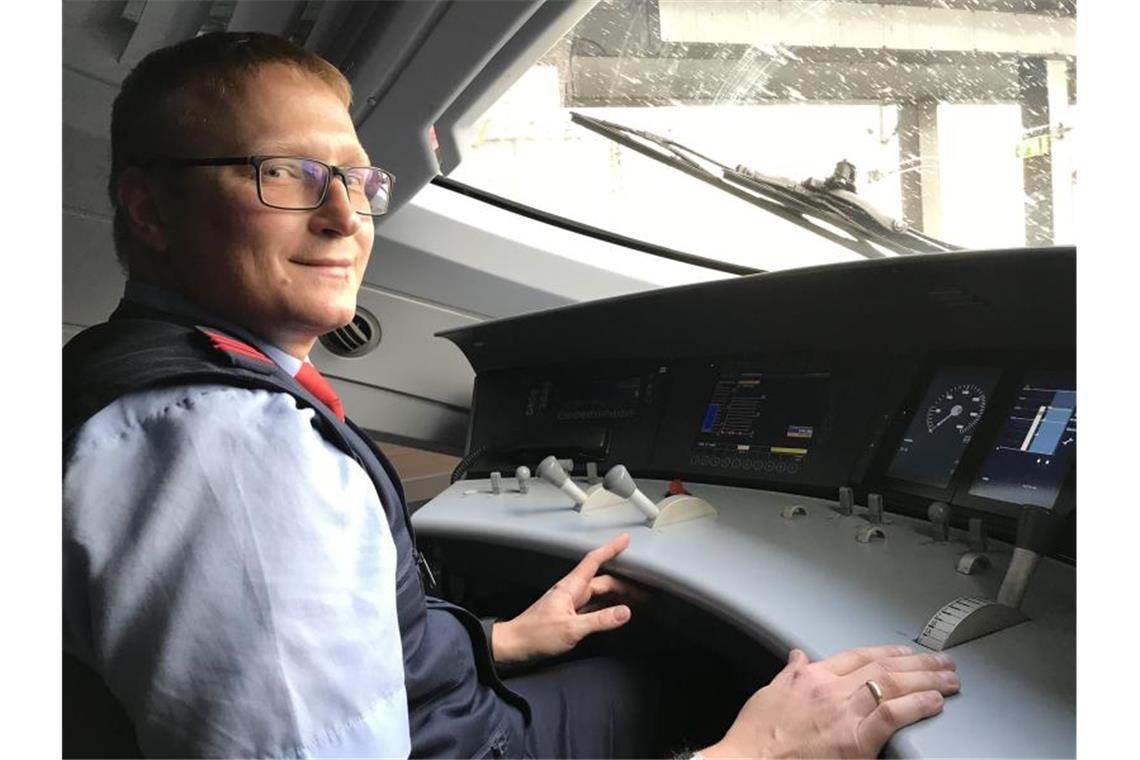 Clever ausrollen lassen: Lokführer Marcel Tschirschwitz demonstriert im ICE-Führerstand energiesparendes Fahren bei der Deutschen Bahn. Foto: Katja Stumpp/Deutsche Bahn/dpa