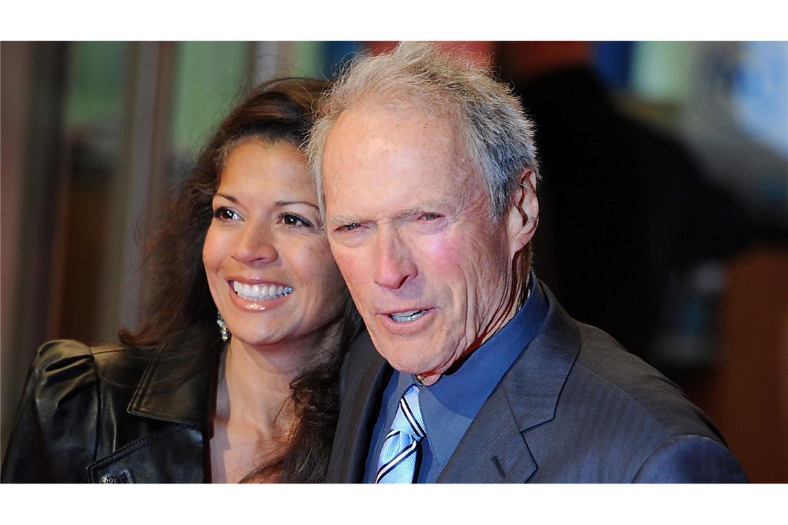 Rastlose Legende - Clint Eastwood wird 95 Clint Eastwood 2010 mit seiner damaligen Ehefrau Dina. Er ging zwei Ehen ein, beide wurden geschieden. (Archivfoto)