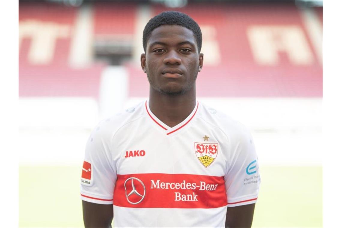 VfB Stuttgart ohne Clinton Mola ins Trainingslager Clinton Mola blickt in die Kamera. Foto: Marijan Murat/dpa/Archivbild
