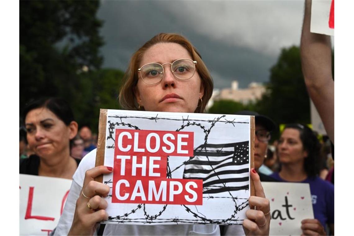 „Close The Camps“, steht auf vielen Protestschildern von Demonstranten, die die Schließung der Migrantenlagern vor dem Weißen Haus in Washington einfordern. Foto: Carol Guzy/ZUMA Wire