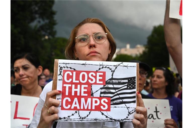„Close The Camps“, steht auf vielen Protestschildern von Demonstranten, die die Schließung der Migrantenlagern vor dem Weißen Haus in Washington einfordern. Foto: Carol Guzy/ZUMA Wire