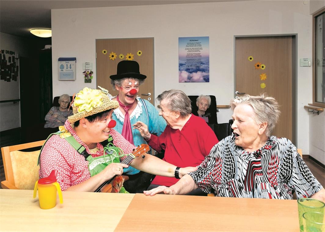 Clown Luna Luftig (links) und Clown Ludwig Lurch bereichern das Leben der Heimbewohner im Seniorenhaus Lautertal. Foto: J. Fiedler
