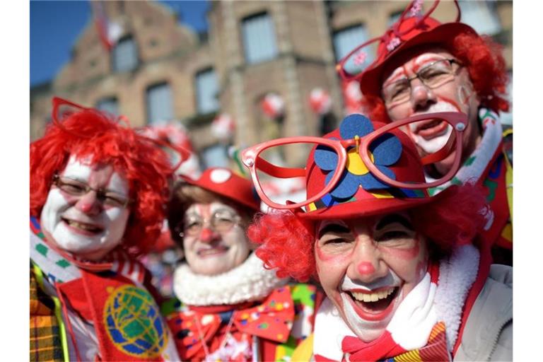 Clowns in Düsseldorf beim Rosenmontagszug im Jahr 2015. Foto: Federico Gambarini/dpa/Archiv