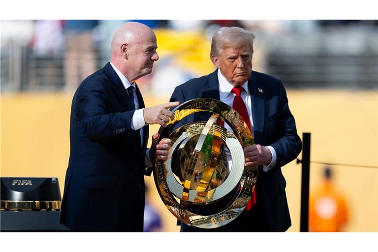 Club-WM-Finale im MetLife Stadium: FIFA-Präsident Gianni Infantino (l.) und US-Präsident Donald Trump präsentieren bei der Siegerehrung gemeinsam den Pokal (Archivfoto).