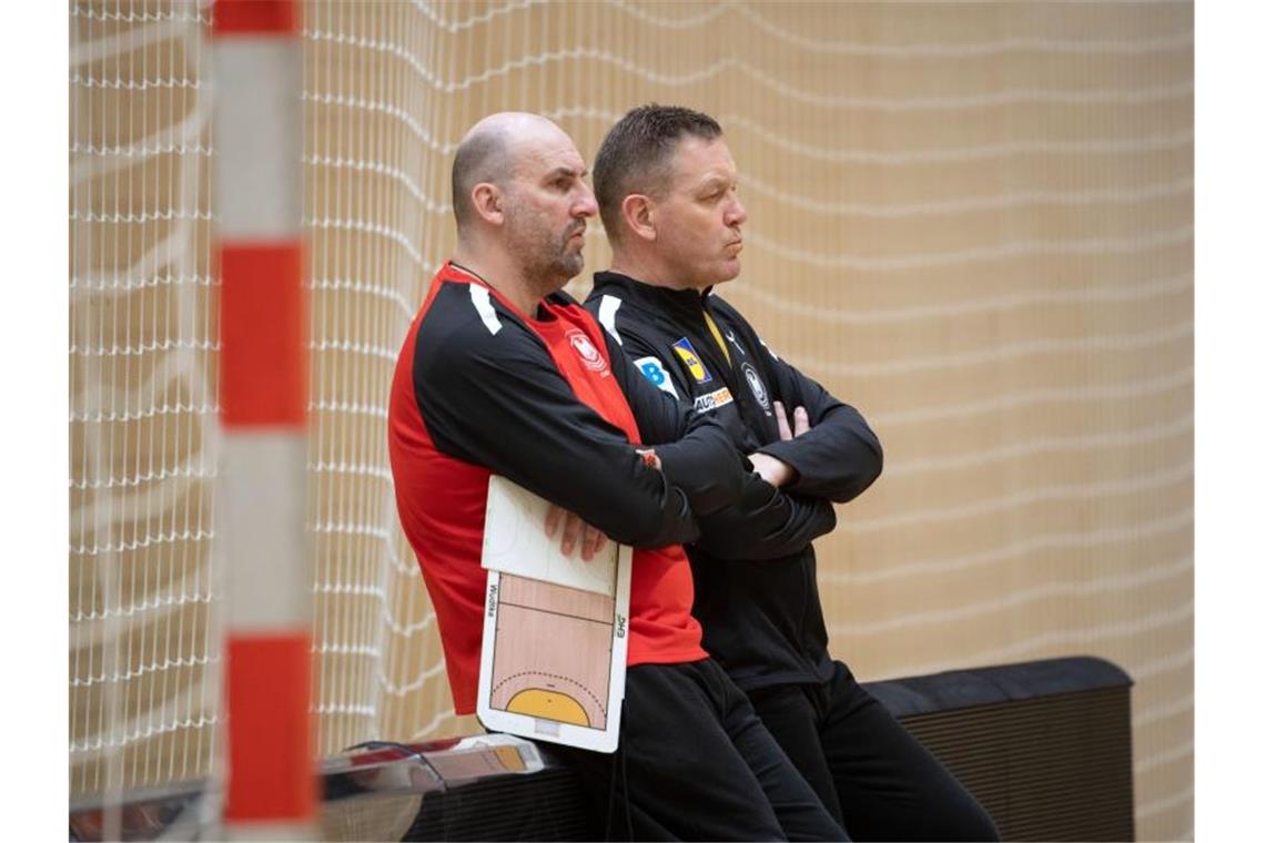 Blitz-Comeback: DHB-Team gegen Spanien mit Steinert Co-Trainer Erik Wudtke (l, neben Bundestrainer Alfred Gislason) wird beim Spiel gegen Spanien fehlen. Foto: Marijan Murat/dpa