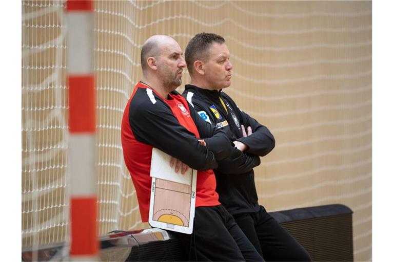 Co-Trainer Erik Wudtke (l, neben Bundestrainer Alfred Gislason) wird beim Spiel gegen Spanien fehlen. Foto: Marijan Murat/dpa