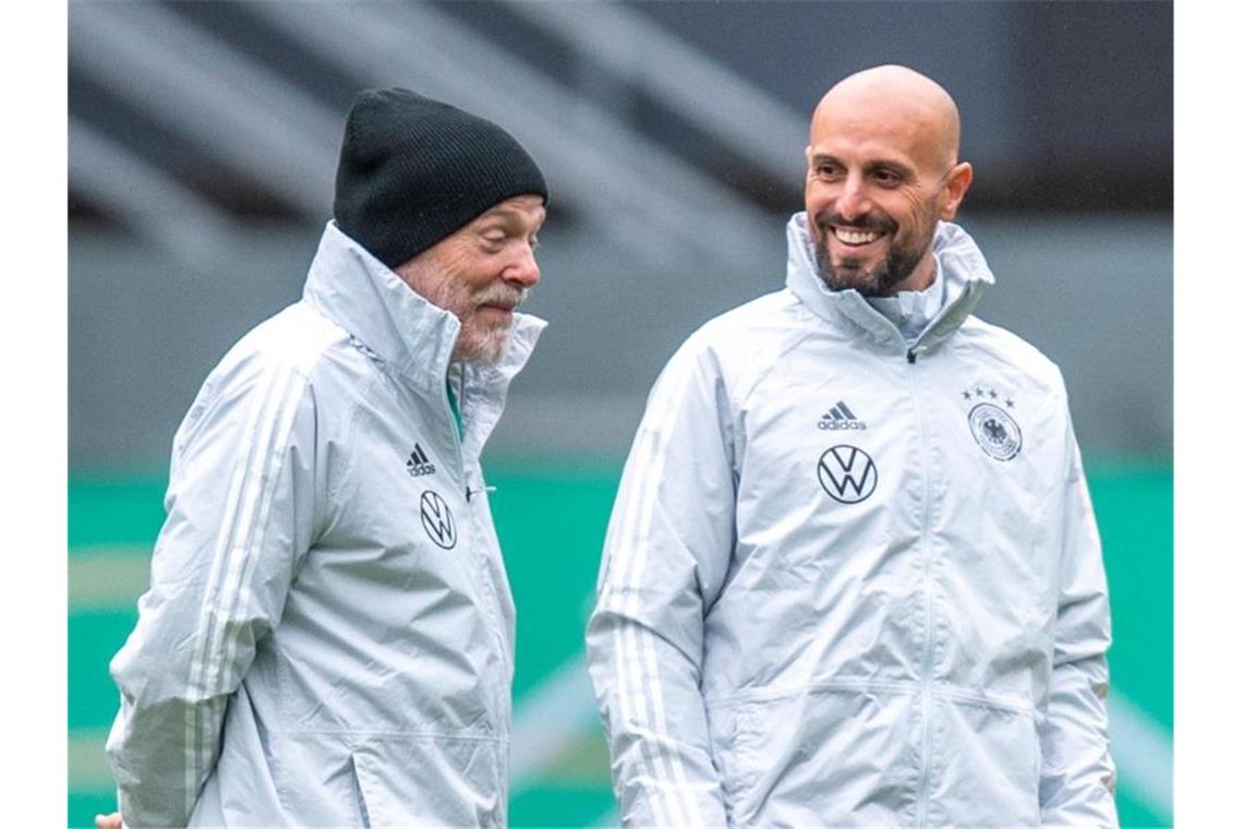 Gerland hofft auf Lehren - Appell für Herzensangelegenheit Co-Trainer Hermann Gerland (l.) spricht mit Trainer Antonio Di Salvo. Foto: David Inderlied/dpa/Archivbild