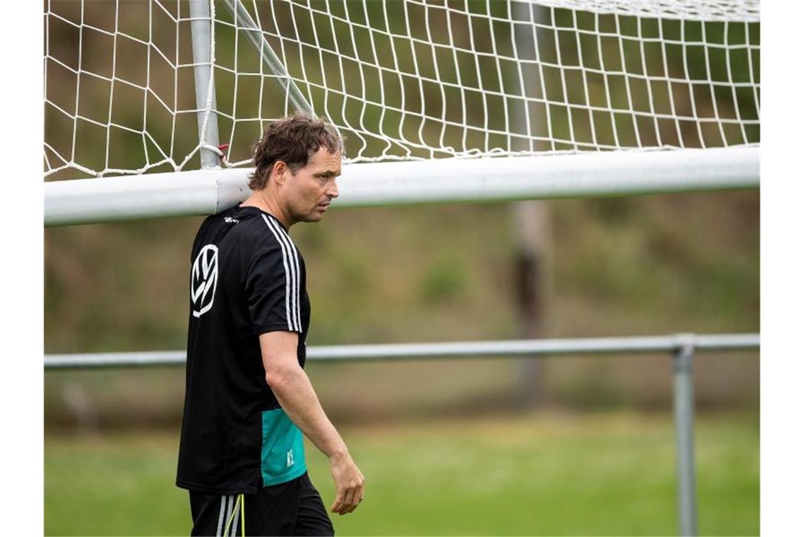 Co-Trainer Markus Sorg packt beim Training der Nationalmannschaft im Stadion De Koel mit an. Foto: Marius Becker