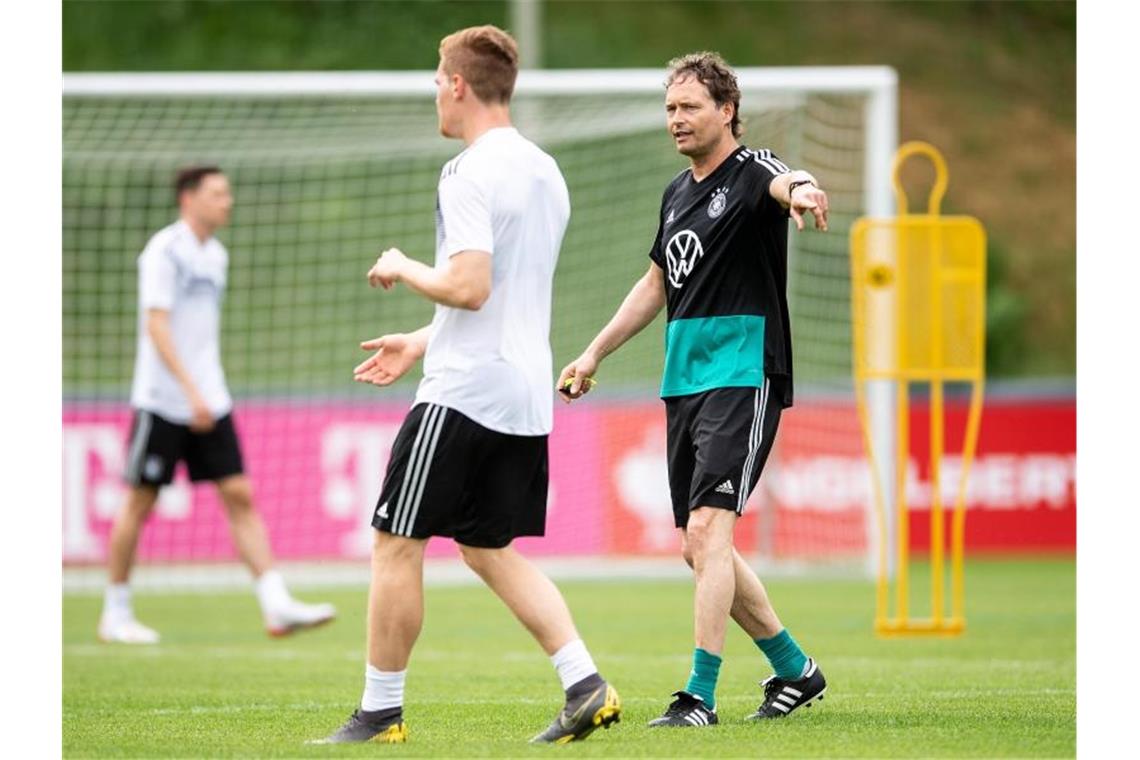 Co-Trainer Markus Sorg (r) leitet das Training vor den Spielen gegen Weißrussland und Estland. Foto: Marius Becker