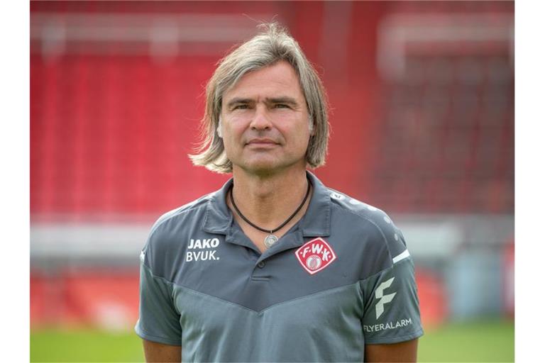 Co-Trainer Matthias Lust steht im Stadion. Foto: Daniel Karmann/dpa/Archivbild