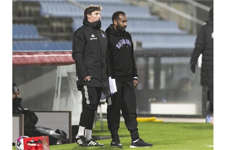 Co-Trainer Merlin Polzin (l) und der HSV-Trainer Daniel Thioune beobachten das Spiel. Foto: Frank Molter/dpa