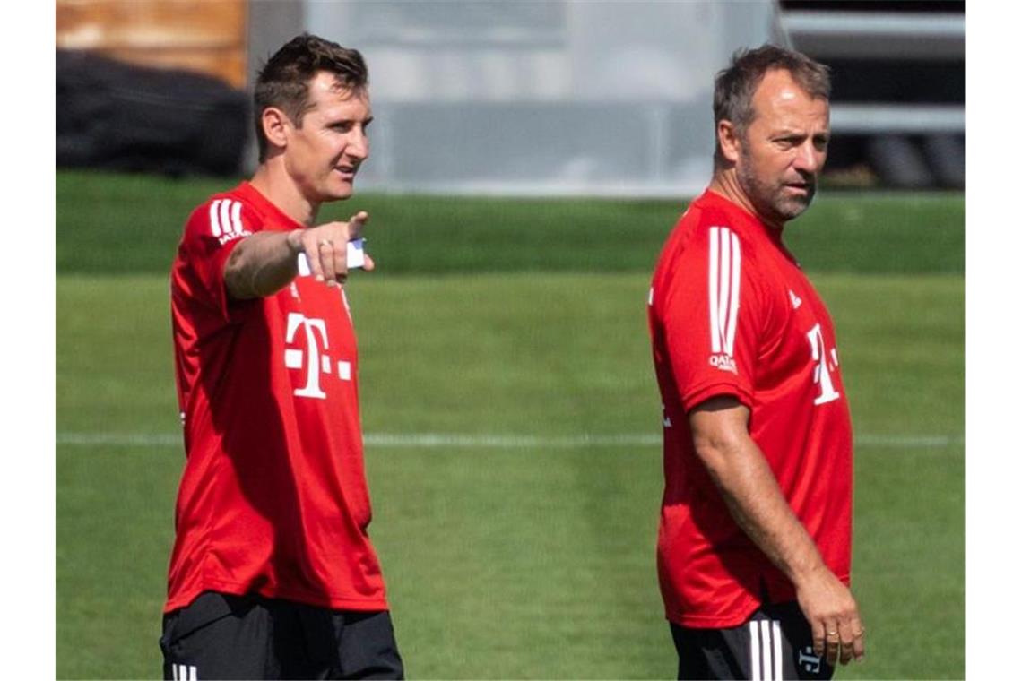 Co-Trainer Miroslav Klose (l) kann Flick ein paar Tipps geben. Er schaut sich immer noch Spiele seines Ex-Clubs Lazio im Fernsehen an. Foto: Sven Hoppe/dpa