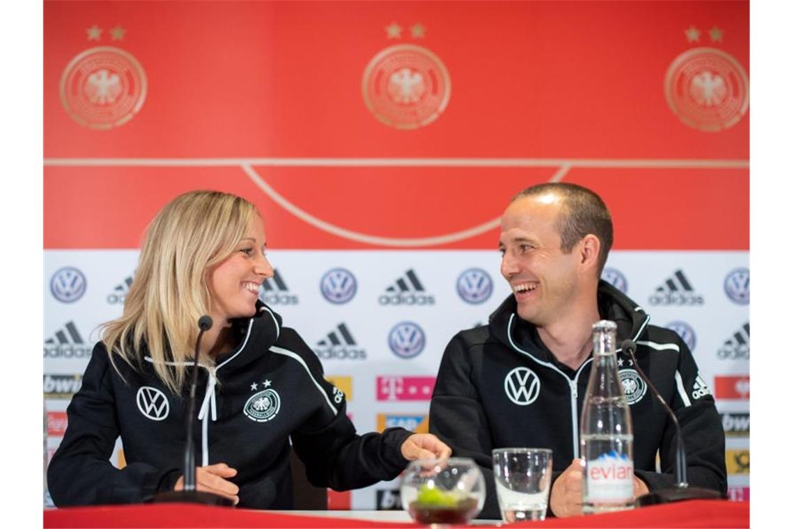 DFB-Frauen wollen gegen Spanien „Tore schießen“ Co-Trainer Patrik Grolimund und Kathrin Hendrich bei der Pk der deutschen Frauen-Nationalmannschaft. Foto: Sebastian Gollnow