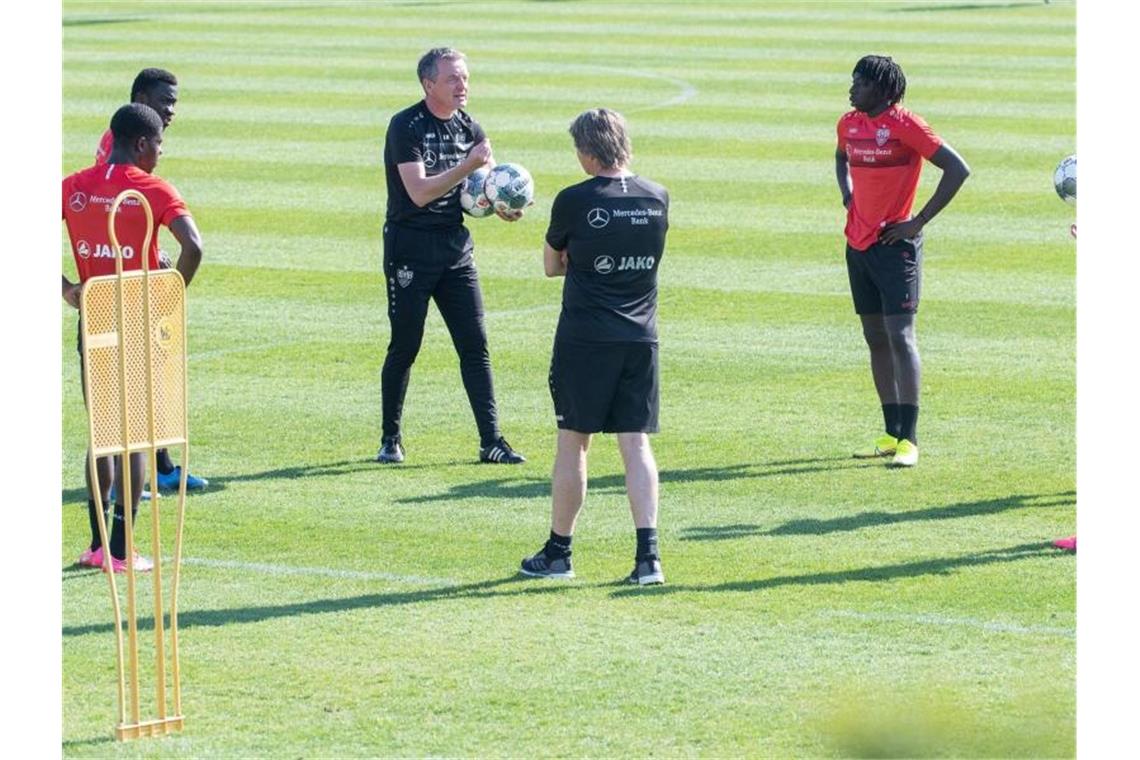 VfB zurück im Mannschaftstraining: Nächstes Spiel am 17. Mai Co-Trainer Rainer Widmayer leitet das Training. Foto: Sebastian Gollnow/dpa