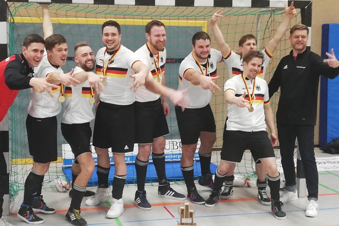 Co-Trainer Tobias Herczeg, Andreas Bertsch, Björn Bootsmann, David Piesch, Markus Weller, Marcel Schüle, Martin Frey, Christian Frey und Trainer Markus Heckelmann (von links) bejubeln den erneuten Titelgewinn der Waldremser. Foto: privat