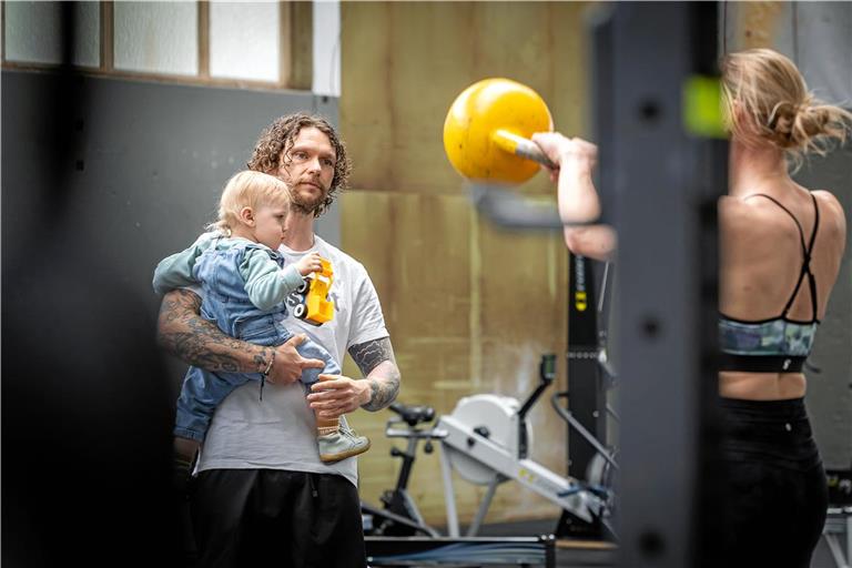 Coach Adrian Zucker nimmt seinen Sohn Levi regelmäßig in die Crossfit-Box in Backnang mit. Foto: Alexander Becher