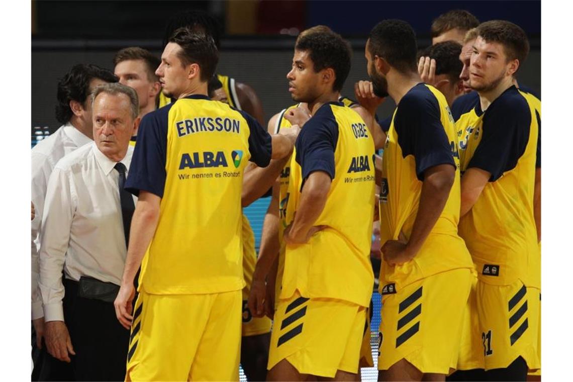 Coach Aito Garcia Reneses (l) ist mit Alba Berlin auf Kurs Richtung Meisterschaft. Foto: Adam Pretty/Getty Images Europe/Pool/dpa