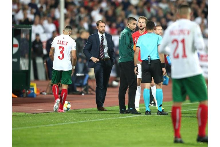 Coach Gareth Southgate (l) und Harry Kane (M) besprechen sich wegen rassistische Gesänge mit dem Schiedsrichter. Foto: Nick Potts/PA Wire/dpa
