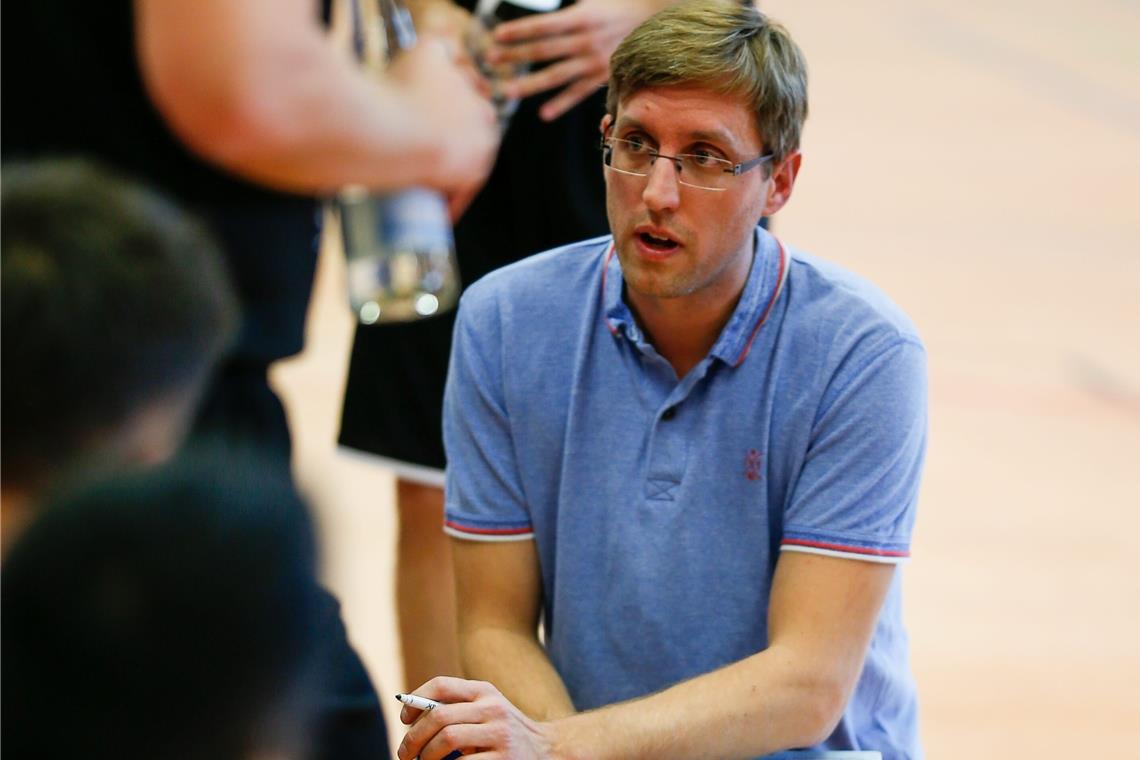 Wartestand statt
großer Meisterfeier Coach Jörg Blaetter und sein Team müssen warten. Noch hat der Bezirk nicht entschieden, ob Tabellenführer Backnang Meister ist und als Aufsteiger für die Bezirksliga planen darf. Foto: A. Becher