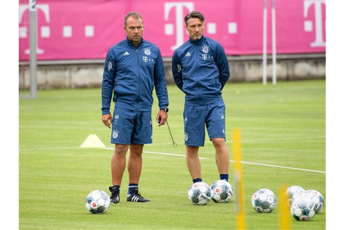 Coach Niko Kovac (r) und Co-Trainer Hansi Flick beim Training des FC Bayern München. Foto: Matthias Balk