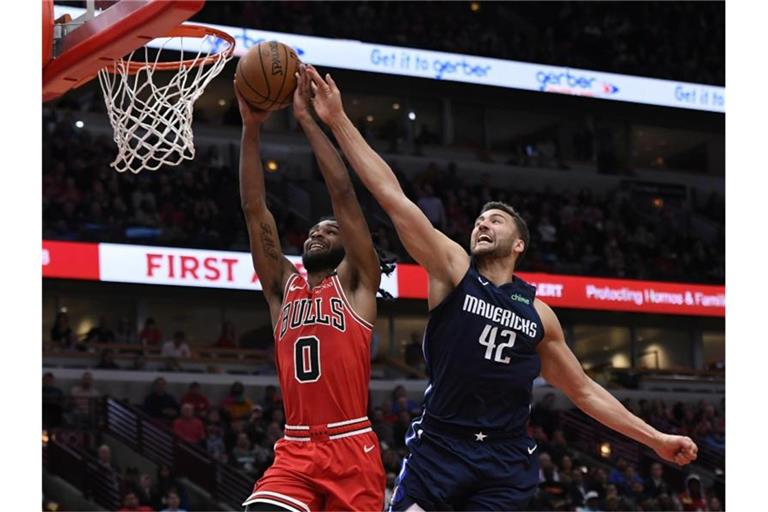 Coby White (l) von den Chicago Bulls setzt sich gegen Maximilian Kleber von den Dallas Mavericks durch. Foto: Paul Beaty/AP/dpa