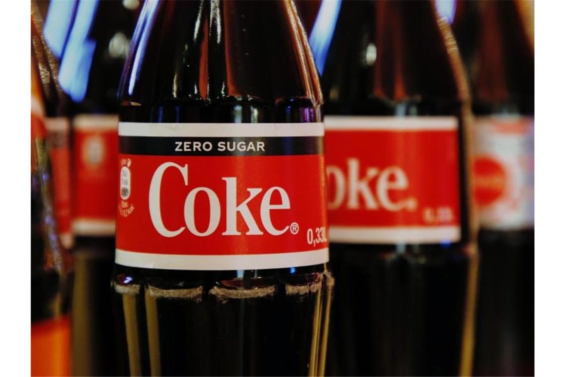 Coca-Cola steigerte den Umsatz in Deutschland im vergangenen Jahr nach Unternehmensangaben insgesamt um 4 Prozent auf 2,4 Milliarden Euro. Foto: Gerald Matzka/dpa-Zentralbild/dpa