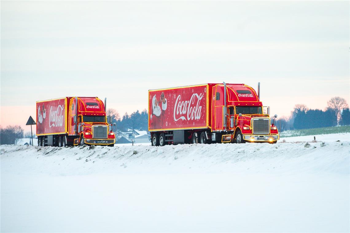 Coca-Cola Trucks am 8.12.2023 in der Nähe von München.