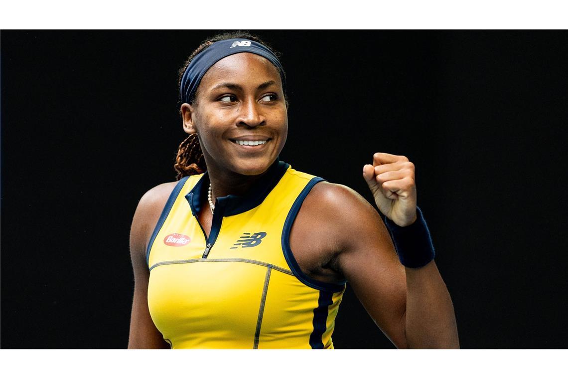 Laura Siegemund verliert deutsches Marathon-Duell Coco Gauff (21 Jahre alt, WTA-Rang 4): Keine bringt mehr Power auf den Platz als sie. Mit 19 Jahren betrat Coco Gauff den engen Kreis der Tennis-Elite, nachdem sie in ihrem Heimatland die US Open 2023 gewonnen hatte. Gauffs Spiele bieten eine Mischung aus Athletik, Kampfgeist und kraftvollen Grundschlägen. In Stuttgart möchte sich die 21-Jährige aus Florida nun auch auf Sand beweisen.