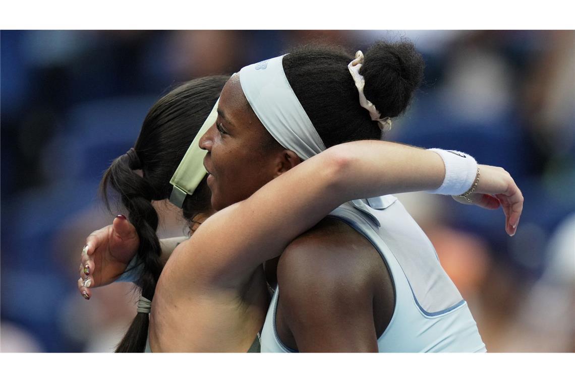 Coco Gauff (r) umarmt Eva Lys nach einem Match. (Archivbild)