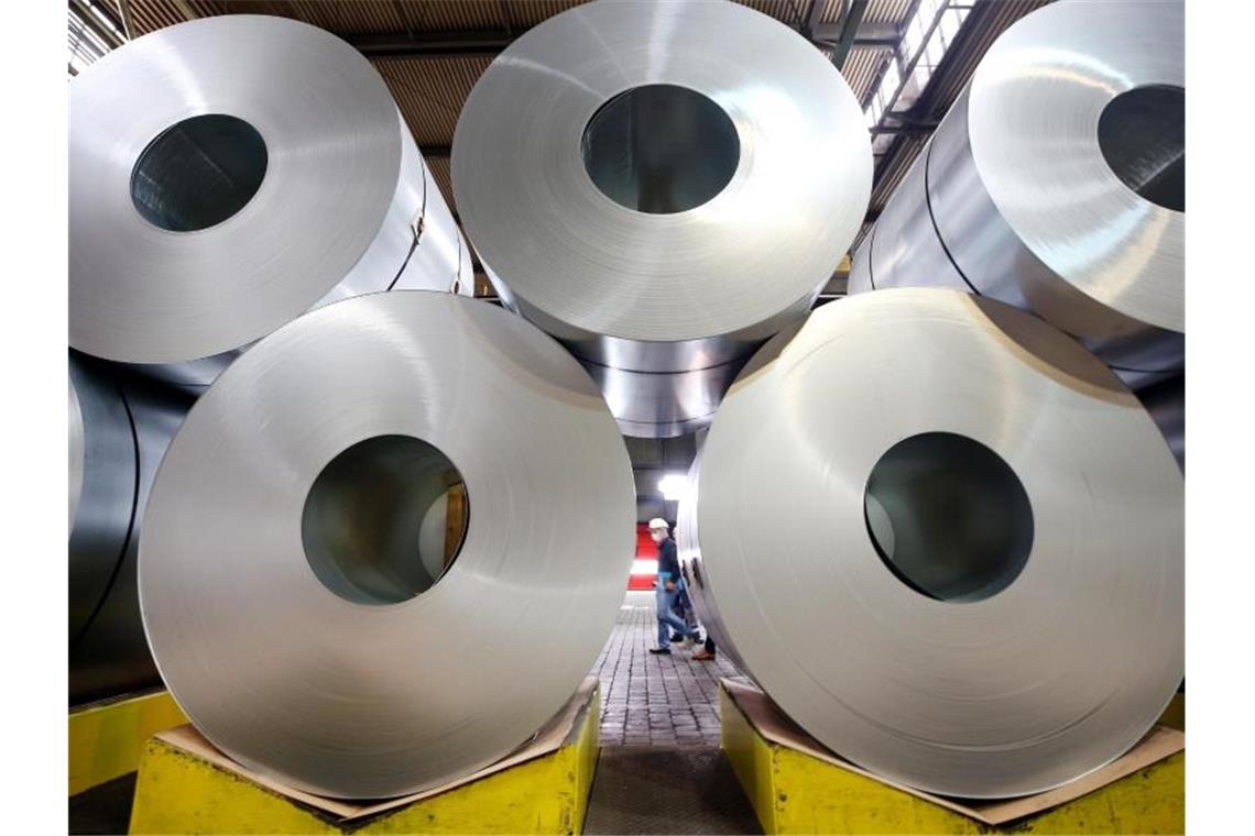 EU und USA schließen Deal bei Stahl- und Aluminiumzöllen Coils aus CO2-reduziertem Stahl werden während einer Pressekonferenz zum "bluemint Steel" bei ThyssenKrupp gezeigt. Die USA haben sich nach eigenen Angaben mit der EU auf ein Abkommen zu dem jahrelangen Streit um amerikanische Sonderzölle auf Stahl- und Aluminiumimporte verständigt. Foto: Roland Weihrauch/dpa