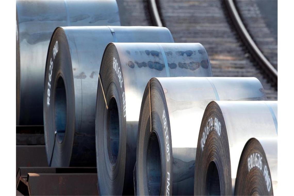 Thyssenkrupp Stahl: Betriebsrat nimmt Kündigungen nicht hin Coils, Bandstahlrollen, werden bei Tyssenkrupp auf dem Schienenweg weitertransportiert. Thyssenkrupp schreibt auch nach der Absage bei der Fusion mit Tata weiter rote Zahlen. Foto: Roland Weihrauch