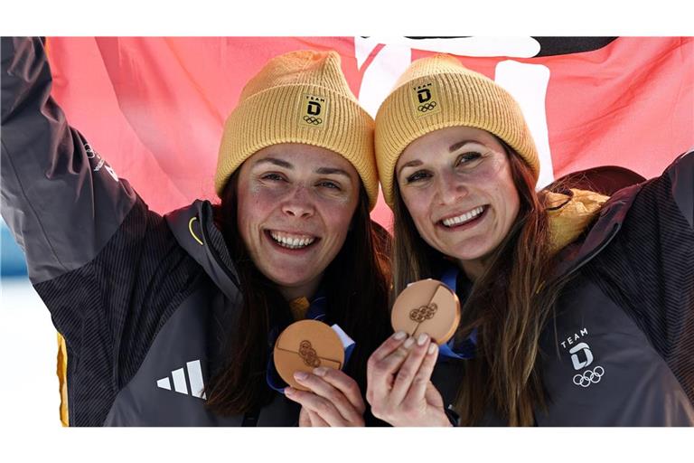 Coletta Rydzek (l, Deutschland) und Laura Gimmler (Deutschland) jubeln bei der Siegerehrung über ihre Bronzemedaillen.