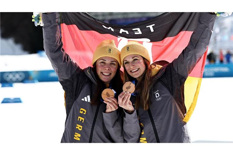 Coletta Rydzek (l) und Laura Gimmler haben die erste Medaille für die deutschen Langläuferinnen bei diesen Winterspielen gewonnen.