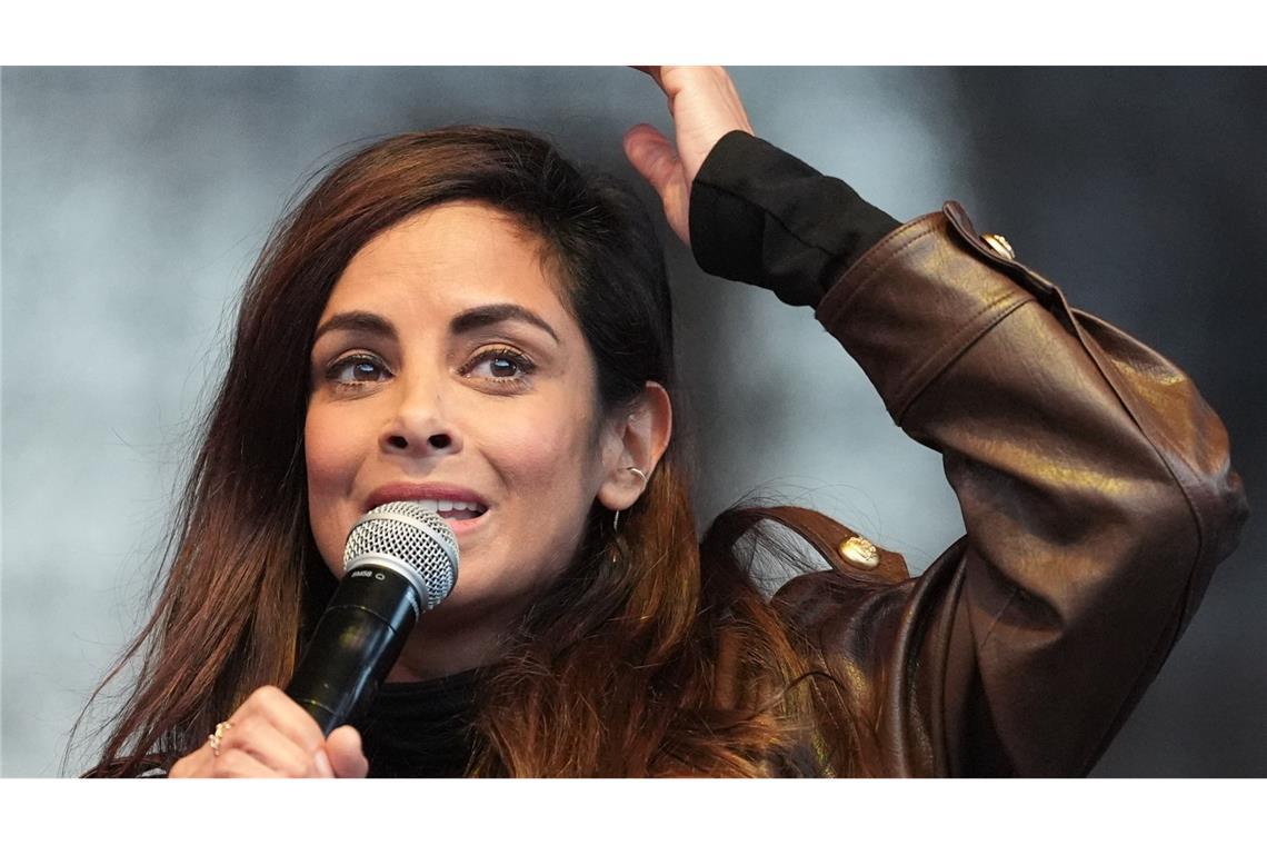 Collien Fernandes bei einer Demo am Donnerstagabend in Hamburg.