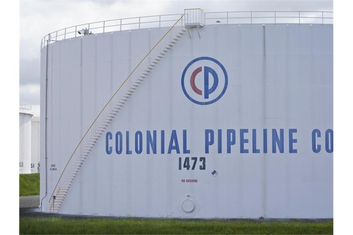 Pipeline-Hack: Ermittler kommen an erpresste Millionen Colonial Pipeline Lagertanks in Woodbridge, N.J.. Nach dem Hackerangriff auf die größte Benzin-Pipeline in den USA haben Ermittler den Großteil einer Lösegeldzahlung in der Digitalwährung Bitcoin wiedererlangt. Sichergestellt worden seien 63,7 Bitcoin im Wert von derzeit etwa 2,3 Millionen US-Dollar. Foto: Seth Wenig/AP/dpa