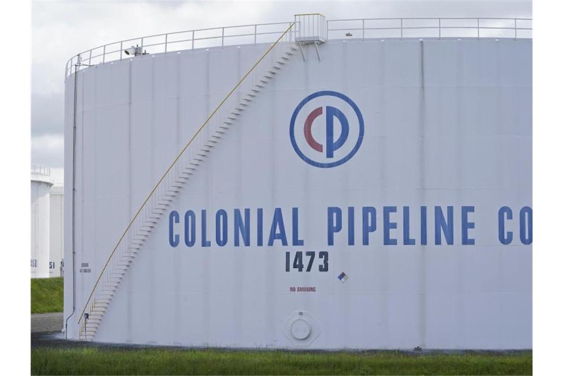 Colonial Pipeline Lagertanks in Woodbridge, N.J.. Nach dem Hackerangriff auf die größte Benzin-Pipeline in den USA haben Ermittler den Großteil einer Lösegeldzahlung in der Digitalwährung Bitcoin wiedererlangt. Sichergestellt worden seien 63,7 Bitcoin im Wert von derzeit etwa 2,3 Millionen US-Dollar. Foto: Seth Wenig/AP/dpa