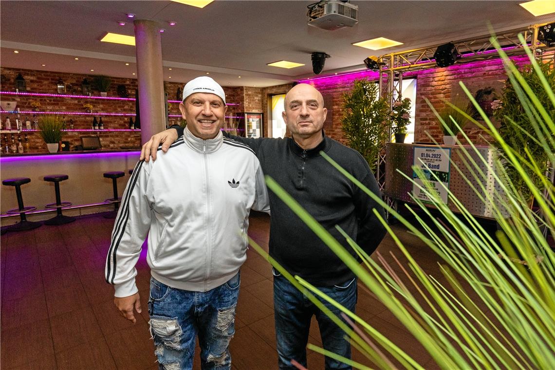 Comedian Naim Sabani (links) und Merlin-Betreiber Christos Kiroglou haben die Benefizveranstaltung auf die Beine gestellt. Foto: A. Becher